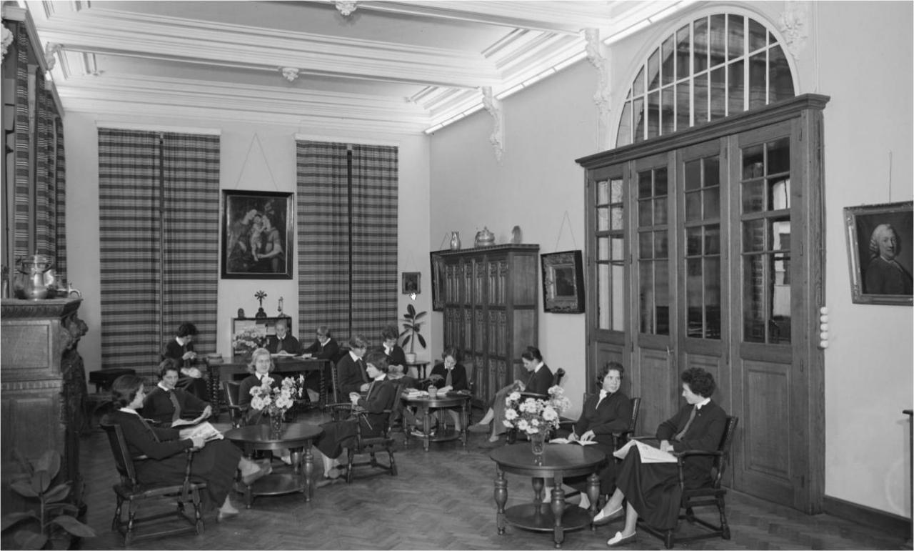 Intérieur du Library, quelques élèves en détente
